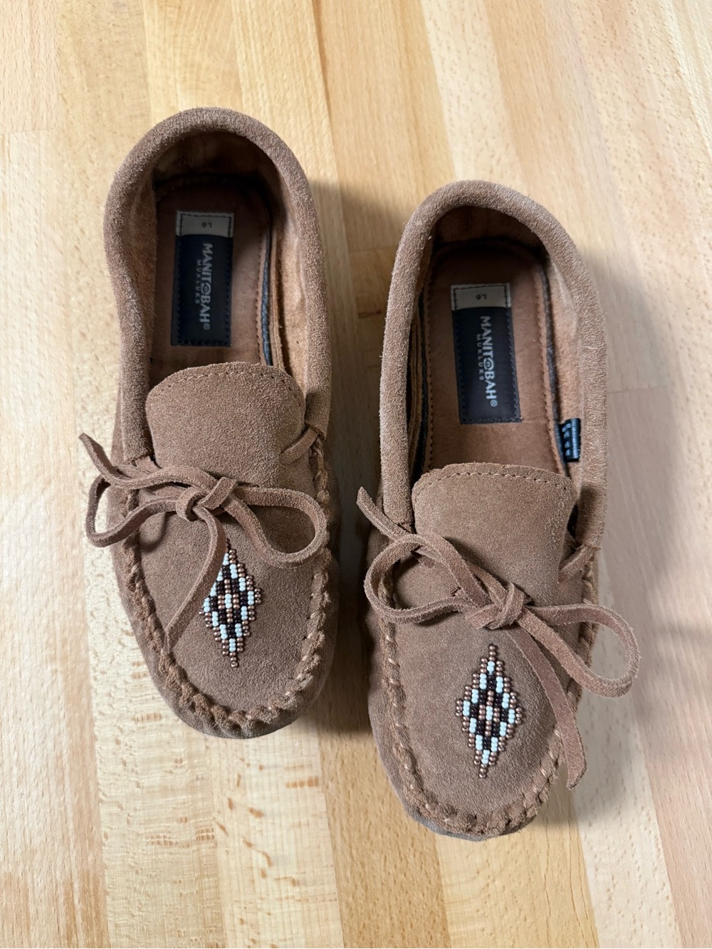 Manitobah Mukluks, Women's Brown Suede beaded Moccasins size 6